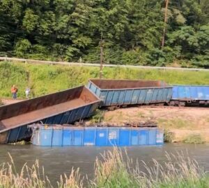Paraliż w Małopolsce! Wagony wpadły do Popradu, ciężarówka uszkodziła wiadukt. Dwa poważne zdarzenia sparaliżowały kolej