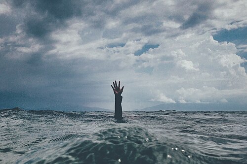 Światowy Dzień Zapobiegania Utonięciom. Większości tragedii można uniknąć. Poznaj 10 zasad, które mogą uratować życie 2 500px Cold Water Unsplash