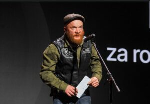 Eryk Lubos został kierowcą tira. „Tata” pokazuje świat setek tysięcy ludzi za kółkiem