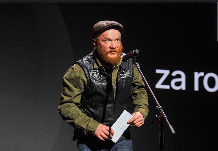 Eryk Lubos został kierowcą tira. „Tata” pokazuje świat setek tysięcy ludzi za kółkiem 2 lubos